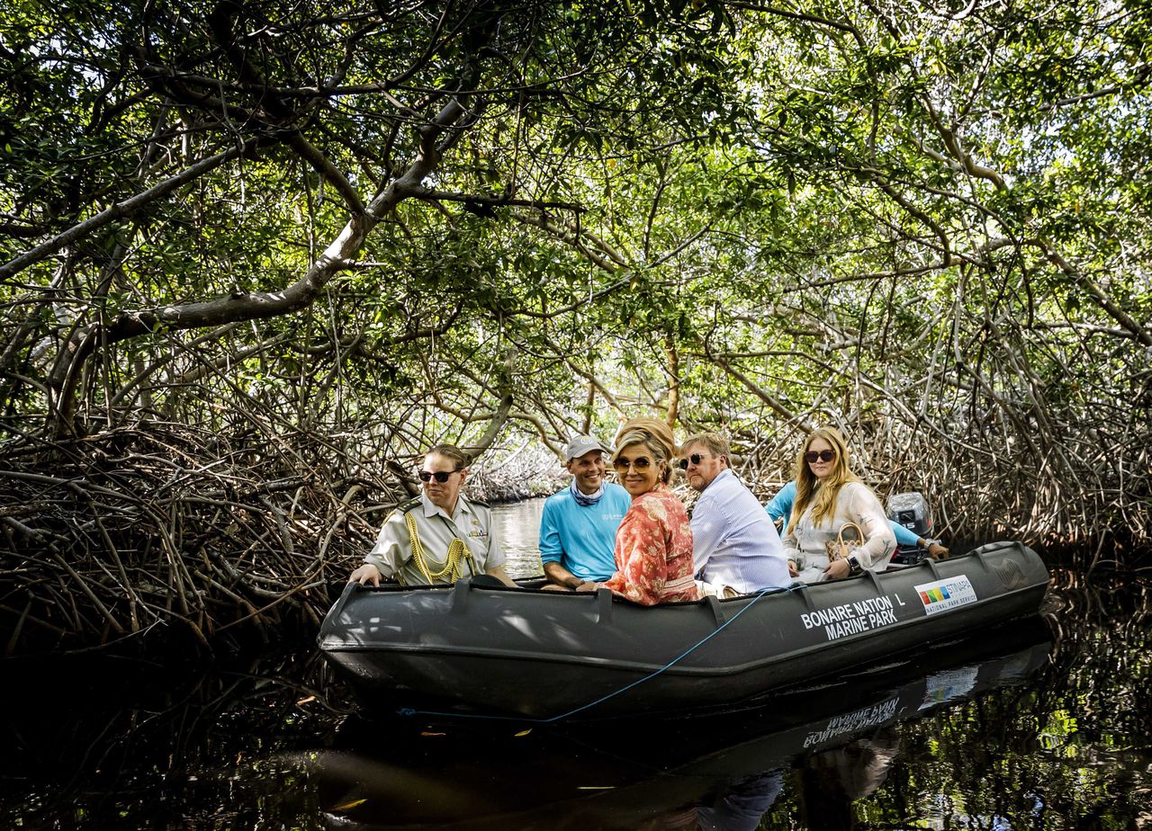 Koning Willem-Alexander, koningin Maxima en prinses Amalia tijdens de eerste dag van hun bezoek aan de mangroves bij Sorobon op Bonaire.