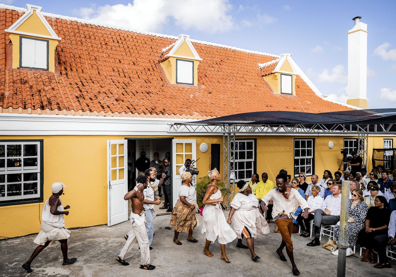 Koning Willem-Alexander, koningin Maxima en prinses Amalia wonen de voorstelling bij over Tula, de leider van de grootste slavenopstand op Curaçao, bij Landhuis Kenepa.