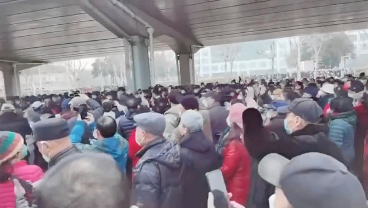 Op Chinese sociale media verschijnen dit soort beelden van het opmerkelijke ouderenprotest in Wuhan.