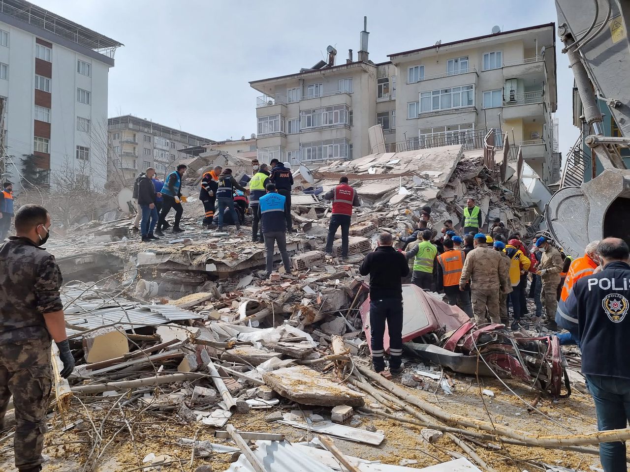 Reddingswerkers in actie in de provincie Malatya na een nieuwe aardbeving.