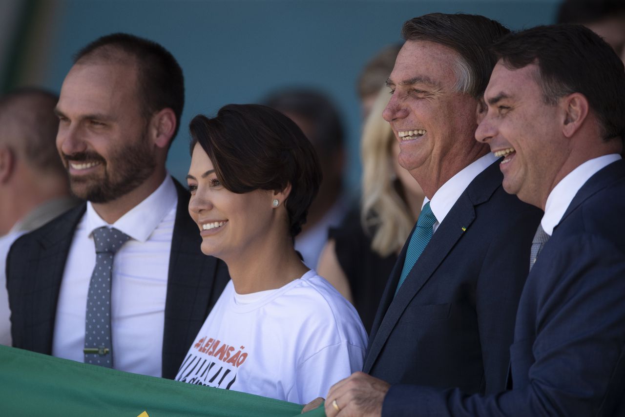 De oud-president van Brazilië Jair Bolsonaro (midden), zijn vrouw Michelle, en zijn zonen Eduardo (links) en Flavio (recht).