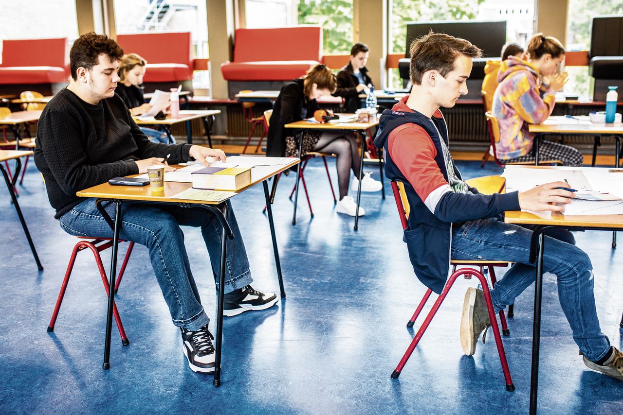 Sinds de eerste schoolsluitingen, bijna drie jaar geleden, zijn de eindexamens elk jaar iets aangepast. Het leidde tot historisch hoge percentages geslaagden.