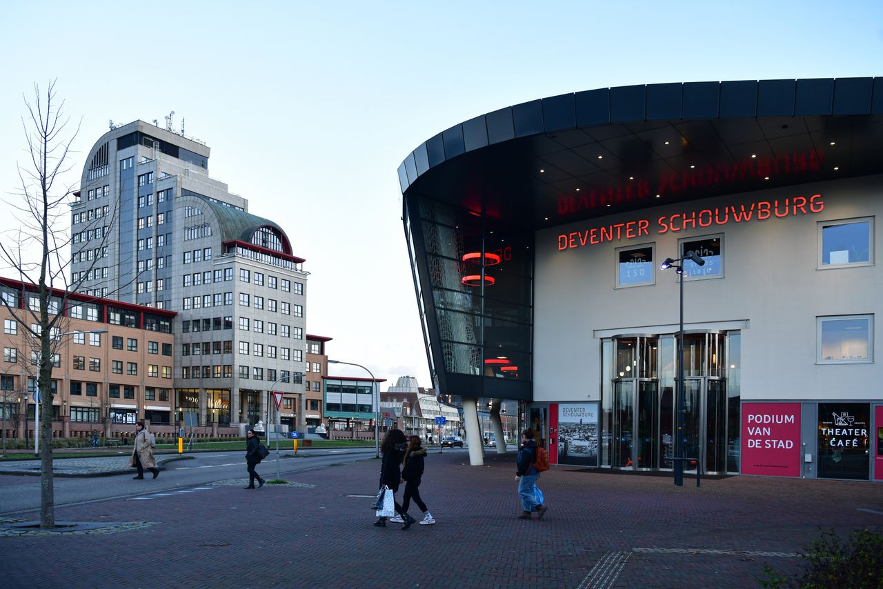 De Deventer Schouwburg als een van de opties voor de huisvesting van poppodium Burgerweeshuis.