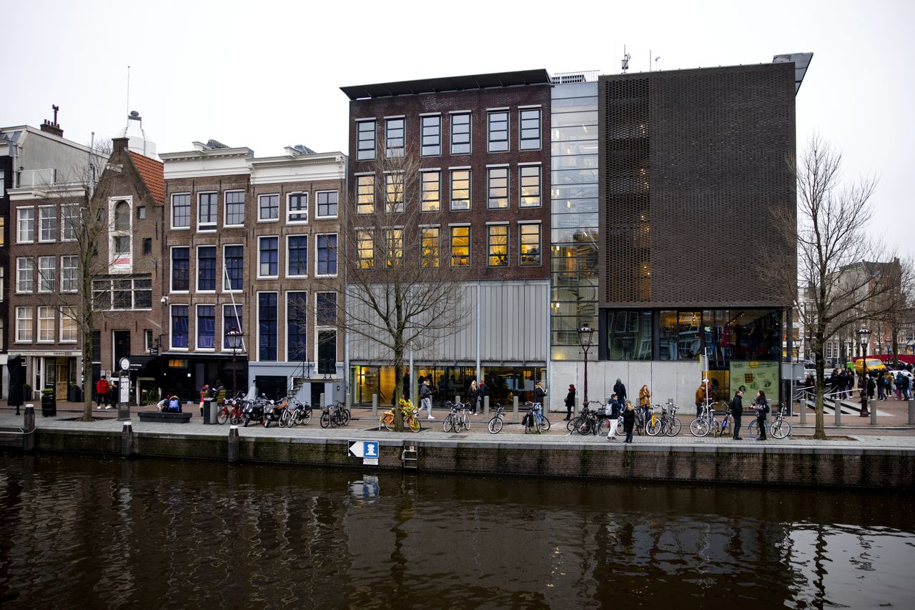 Maandagavond werd een tekst met een antisemitisch karakter geprojecteerd op het Anne Frank Huis in Amsterdam.