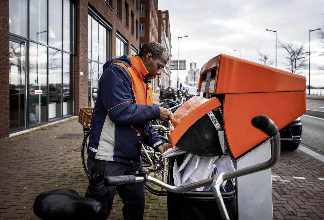 PostNL is niet van plan om te korten op het aantal postbezorgers, pakketbezorgers en sorteerders.