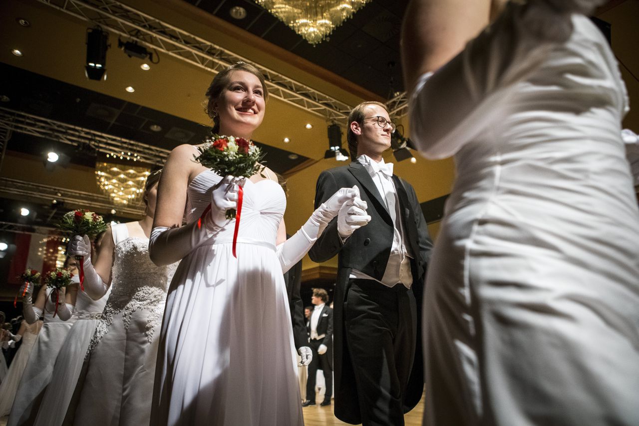 Deelnemers aan het Wiener Ball in Huis ter Duin in Noordwijk.