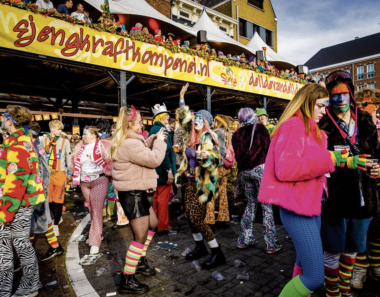 Feestvierders tijdens de opening van het Limburgse carnavalsseizoen, op 11 november in Roermond.