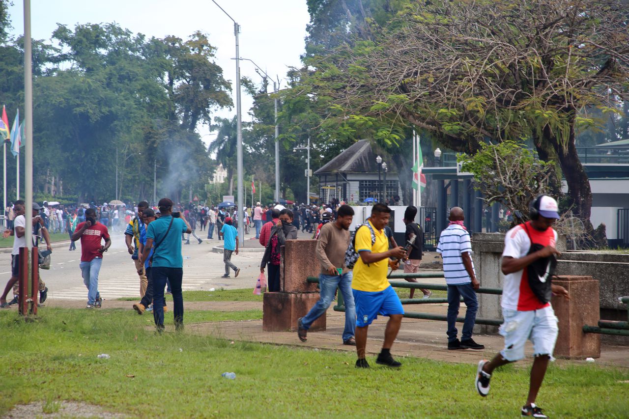 Demonstranten tijdens het uit de hand gelopen protest in Paramaribo.