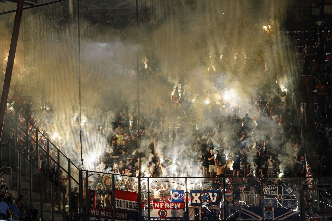 Het uitvak van het Philips Stadion puilt uit bij het duel tussen PSV en FC Rangers, aan het begin van dit seizoen.