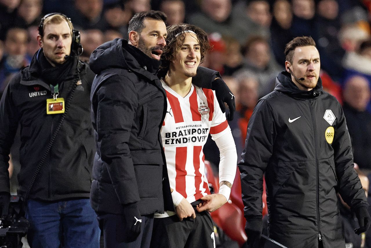 PSV-coach Ruud van Nistelrooij afgelopen zaterdag met spits Fabio Silva, die sinds januari wordt gehuurd.