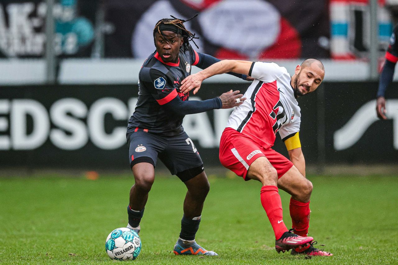 Johan Bakayoko van PSV en Mark van der Maarel van FC Utrecht in duel.