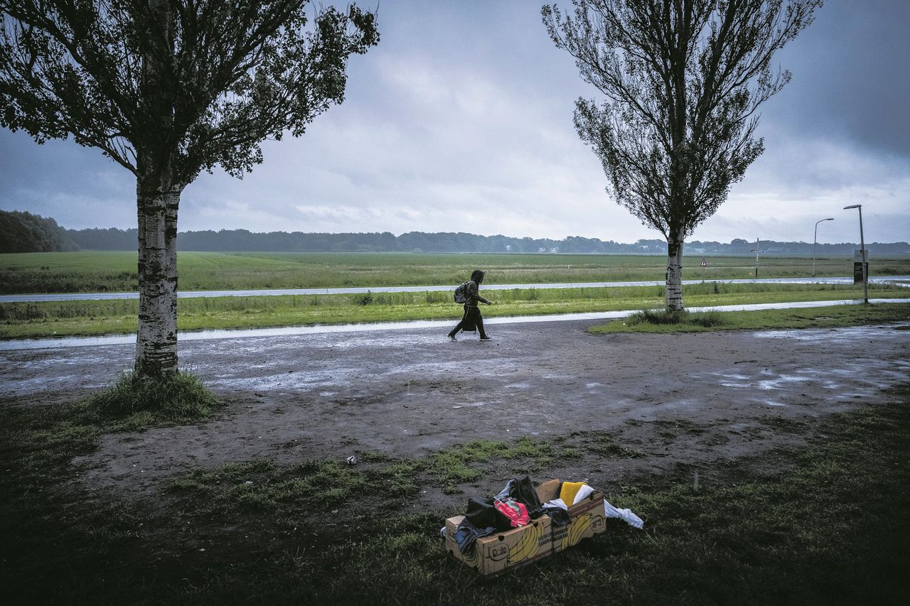 Een vluchteling komt aan bij het asielzoekerscentrum in Ter Apel, mei vorig jaar.