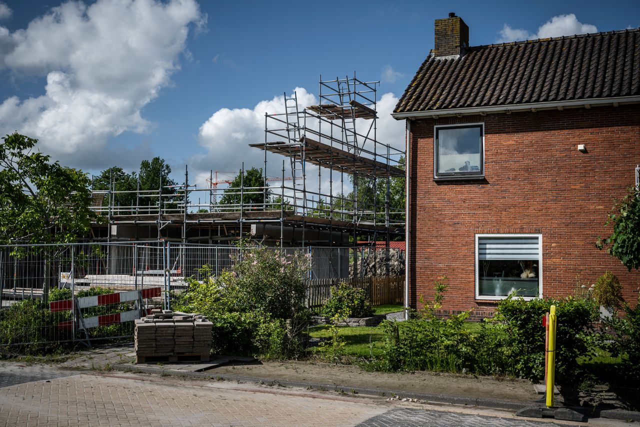 De versterking in een deel van het Groningse dorp Ten Post in volle gang.