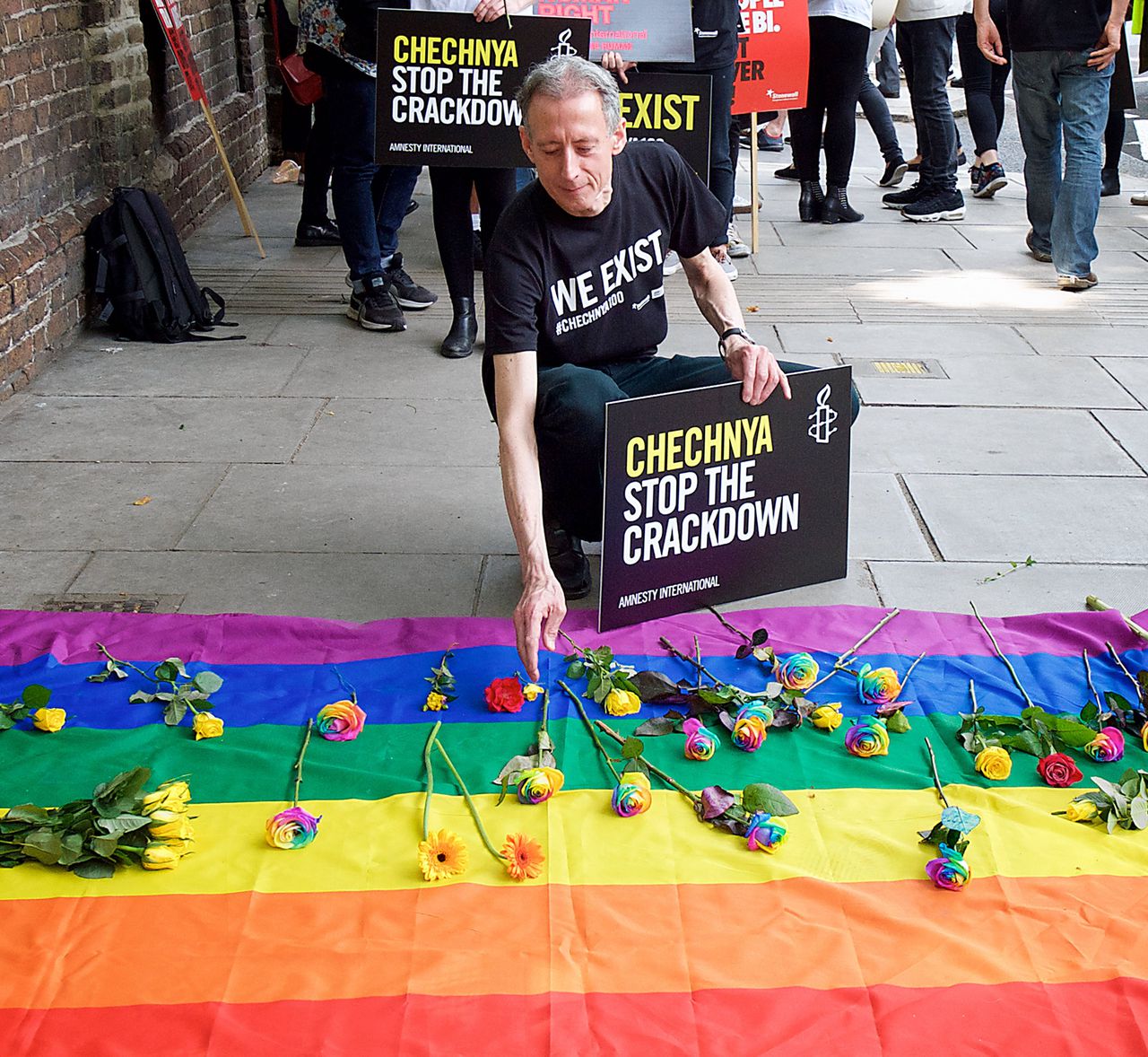 De Britse activist Peter Tatchell demonstreert in Londen tegen de behandeling van homomannen in de Russische autonome deelrepubliek Tsjetsjenië