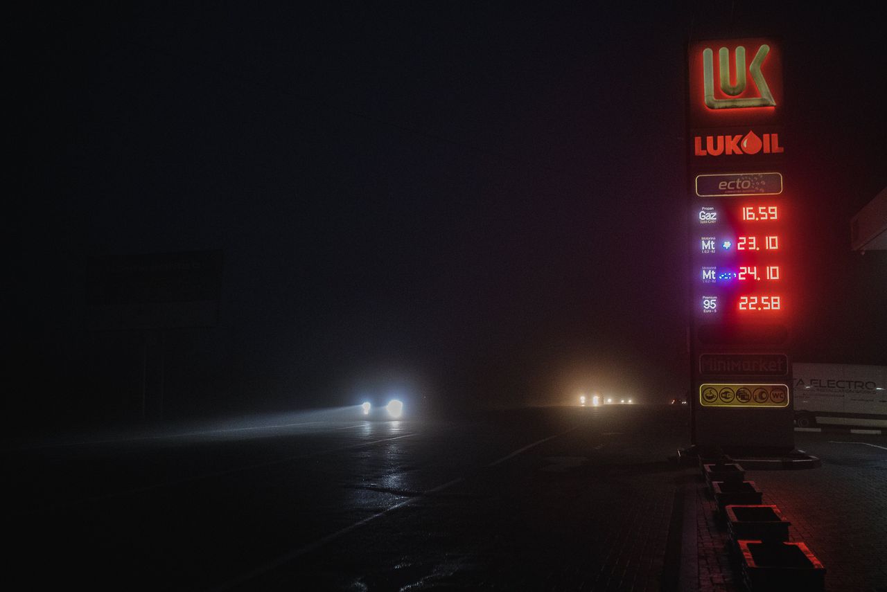 Een in duisternis gehulde straat in het Moldavische Ialoveni, in december vorig jaar. Het land is sterk afhankelijk van stroomleveranties uit Oekraïne en Rusland. Sinds de oorlog valt de stroom er regelmatig uit.