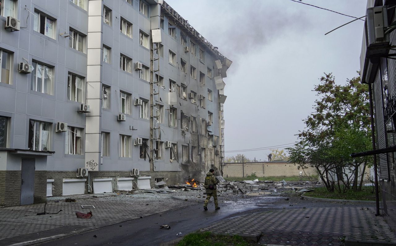 Een Russische militair loopt in oktober vorig jaar door Melitopol.