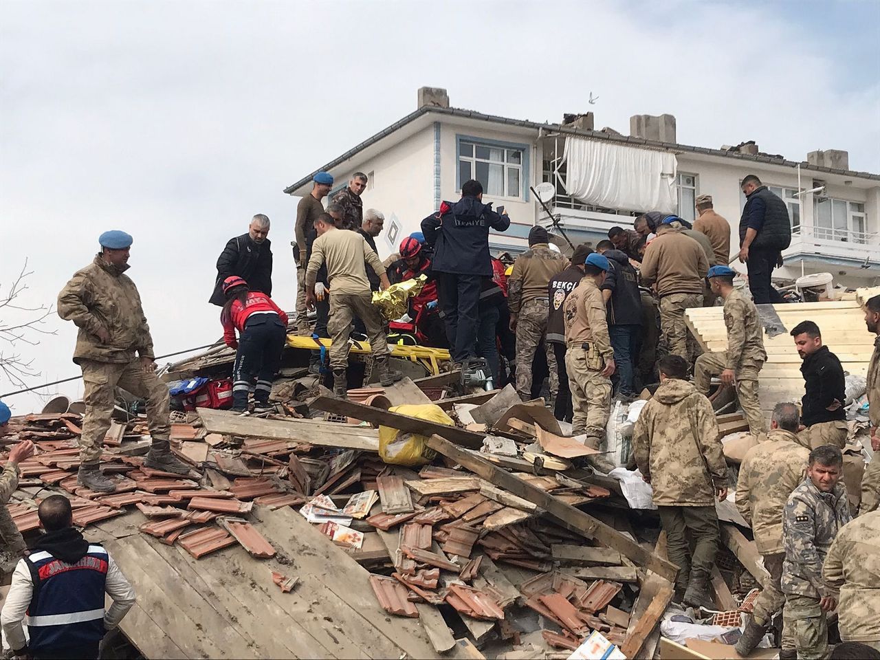 Na een nieuwe aardbeving met een kracht van 5,2 in het oosten van Turkije zoeken reddingwerkers in Malatya naar slachtoffers in het puin. Naar schatting zijn door de recente bevingen ruim 105.000 woningen zwaar beschadigd geraakt.