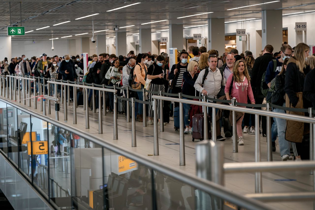 Lange wachtrijen op Schiphol tijdens de meivakantie in 2022.