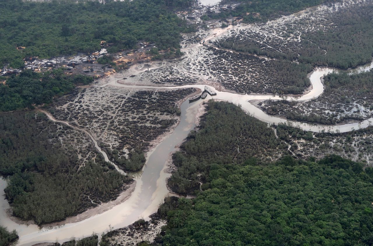 In het water bij Port Harcourt in de Nigerdelta zijn de sporen van olielekken te zien.