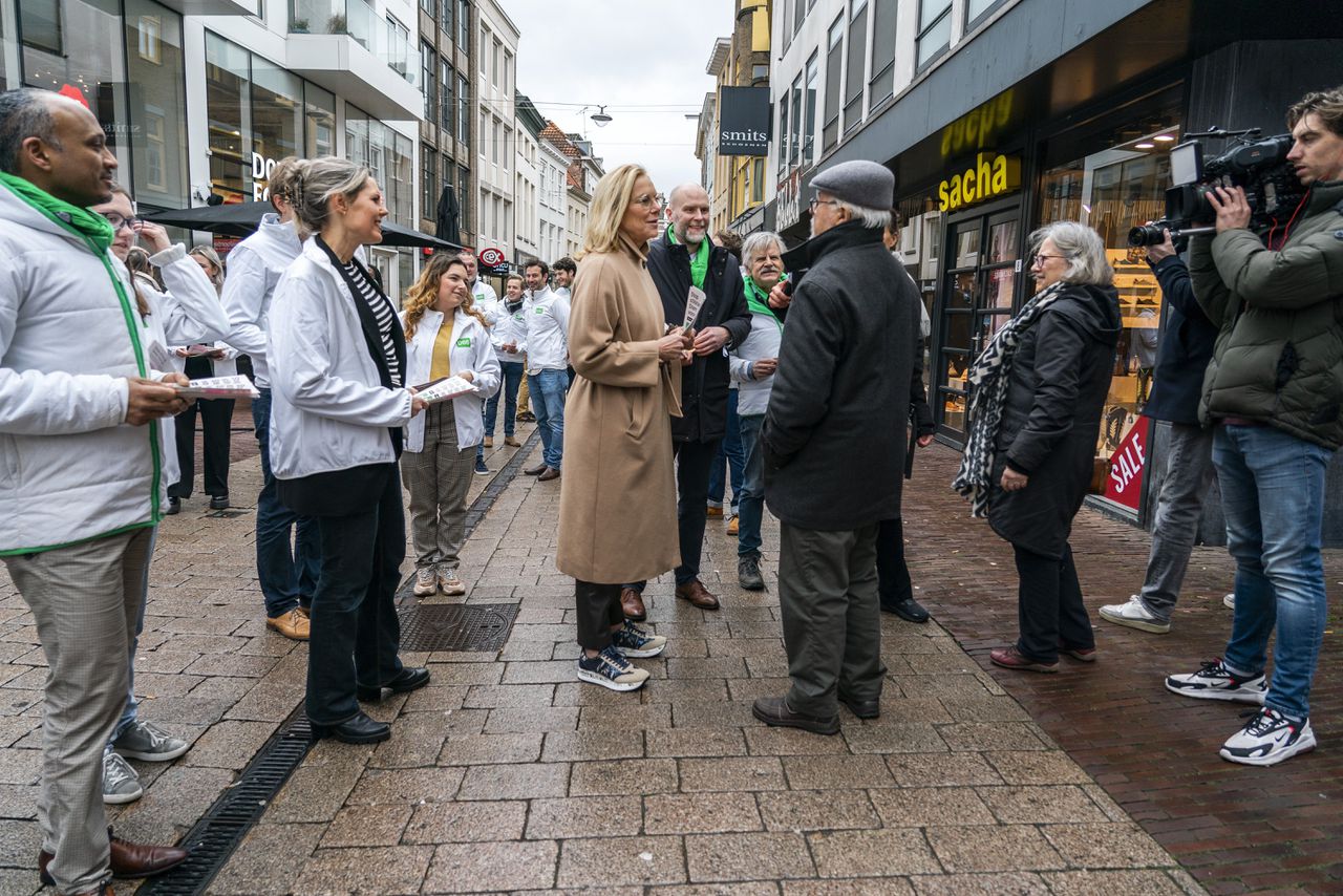 D66-leider Sigrid Kaag op verkiezingscampagne in Arnhem.