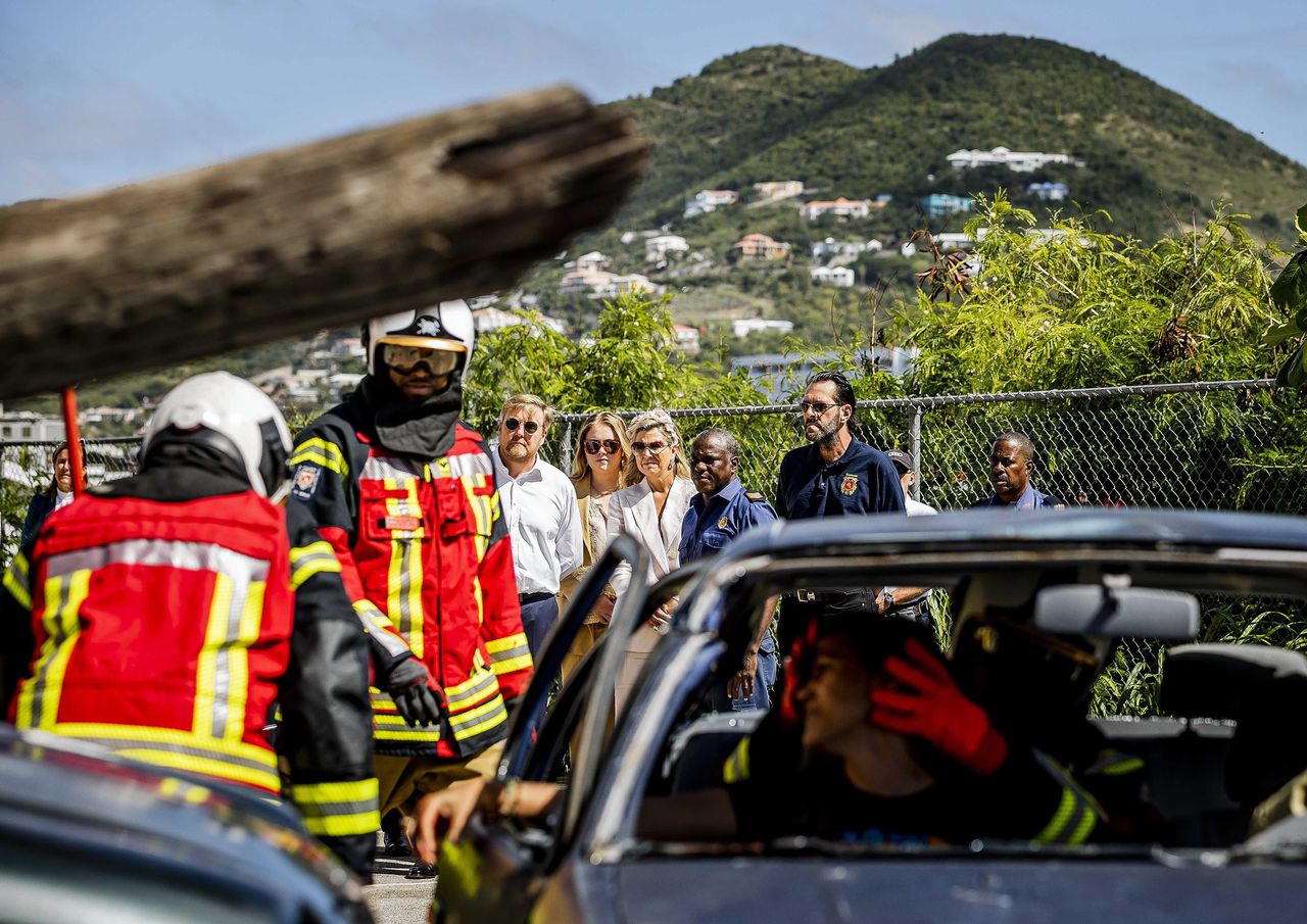 Koning Willem-Alexander, koningin Máxima en prinses Amalia tijdens een bezoek afgelopen maandag aan hulp- en rampenbestrijdingsdiensten in Sint Maarten, dat in 2017 werd geteisterd door orkaan Irma.