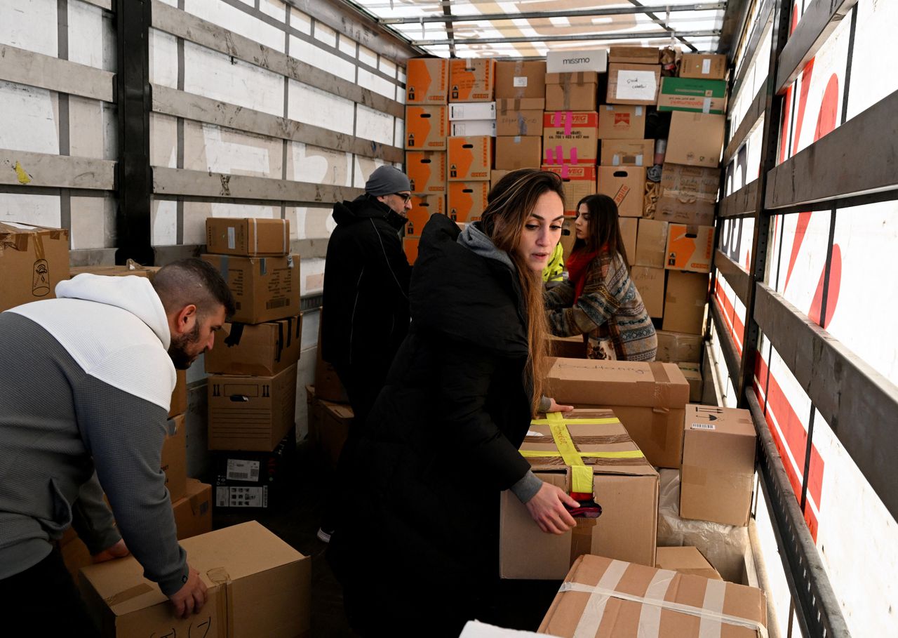 Turkse Duitsers in Keulen verzamelen noodhulp voor slachtoffers van de aardbevingen in Turkije.