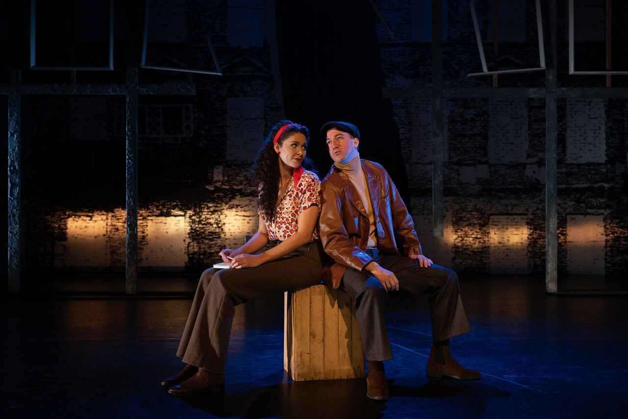 Het muzikantenstel dat vastzit in het oosten van Berlijn: Lena (Linda Verstraten) en Helmut (Jeffrey Italiaander) in de musical ‘Checkpoint Charlie’.