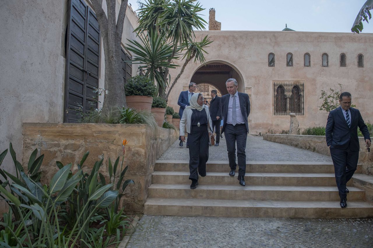 Staatssecretaris Eric van der Burg (Justitie en Veiligheid) bezoekt een medina tijdens een stadswandeling.