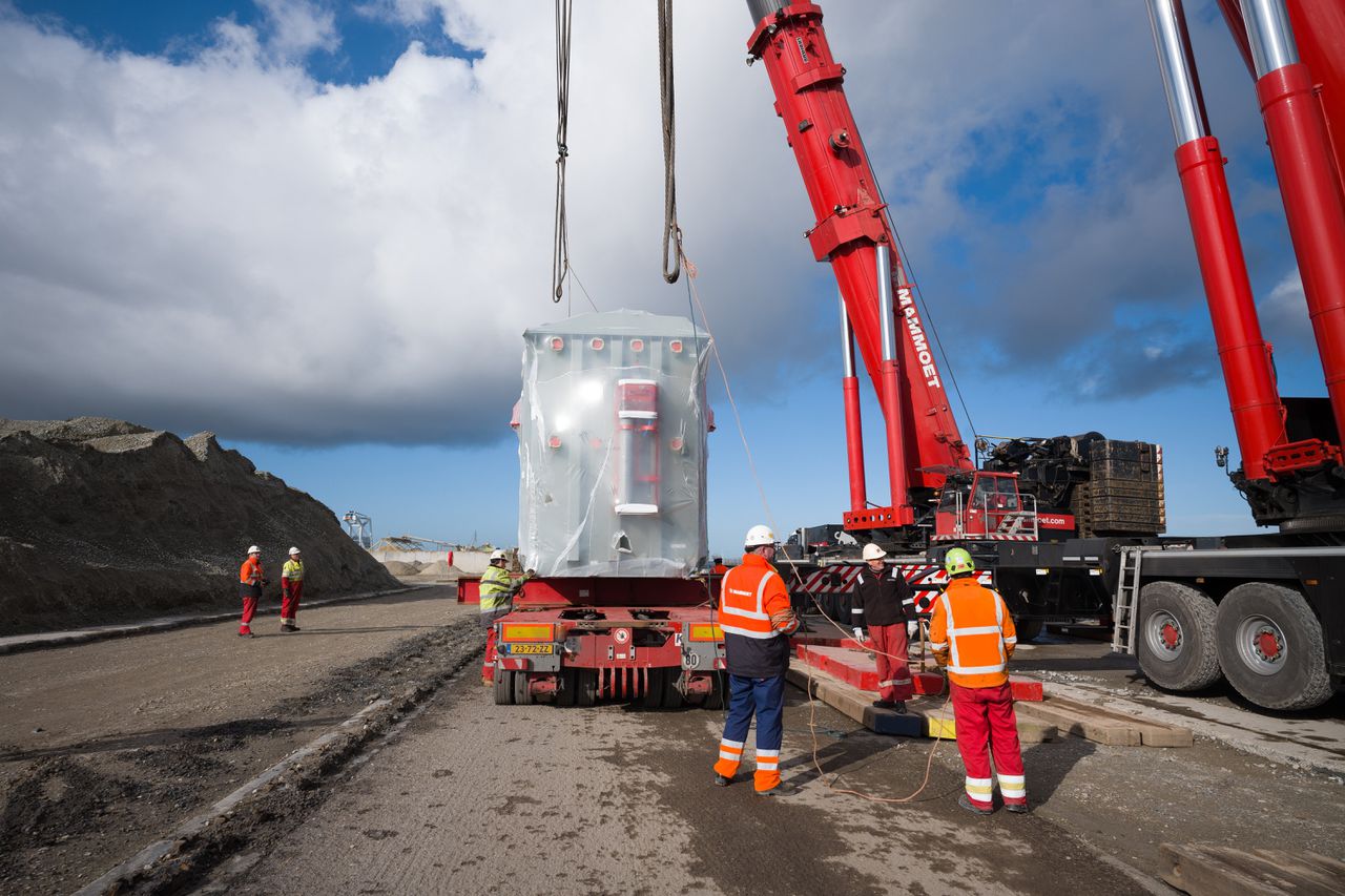 In de haven van Vlissingen wordt een nieuwe hoogspanningstransformator van netbeheerder Stedin van boord gehaald. De transformator zet elektriciteit van 20.000 volt om naar 150.000 volt.