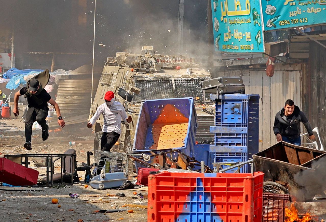 Palestijnen in Nablus, op de door Israël bezette Westelijke Jordaanoever, tijdens een confrontatie woensdag met het Israëlische leger.