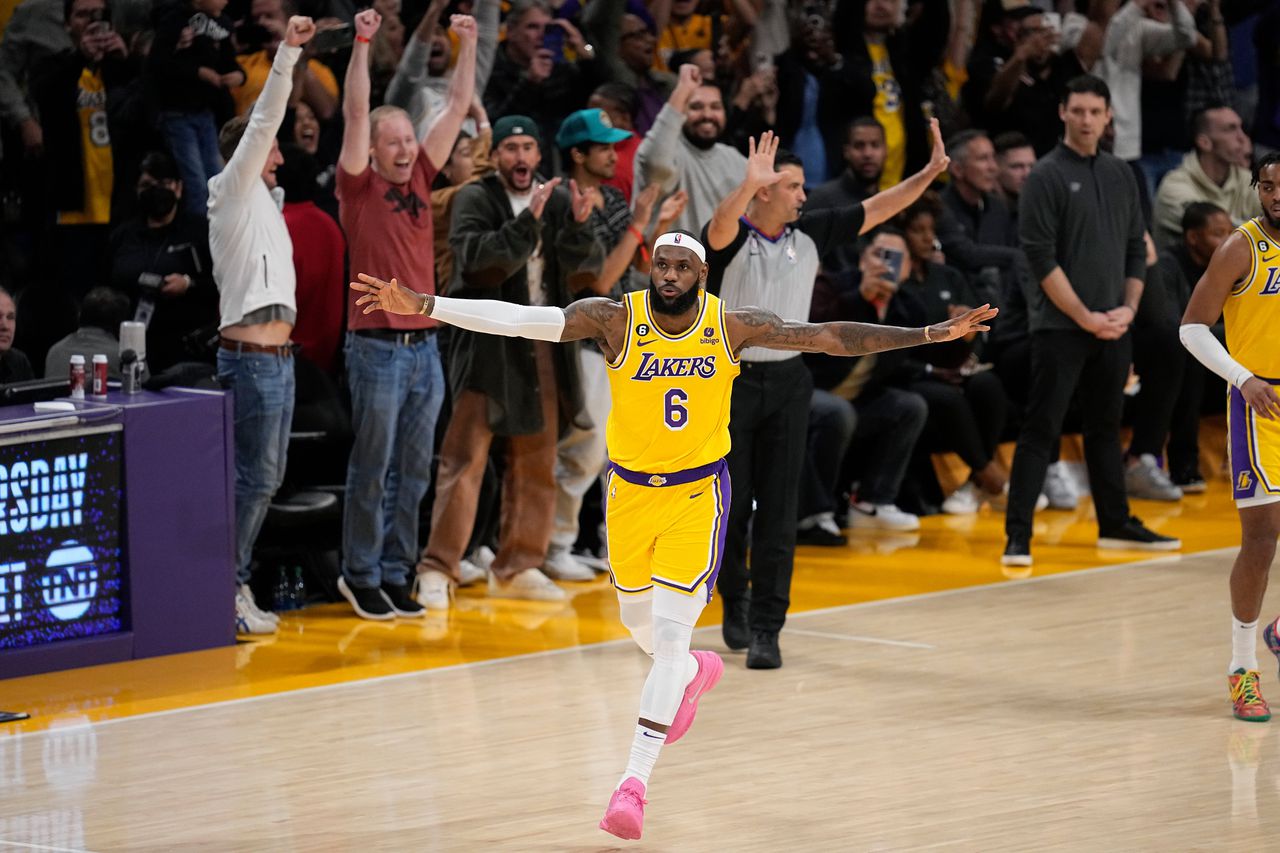 De Amerikaanse sterbasketballer LeBron James schreef vannacht de titel 'topscorer aller tijden in de NBA' op zijn naam.