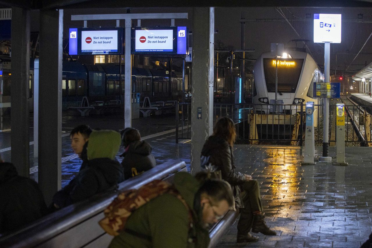 Treinreizigers op het station van Zwolle vorige week tijdens een staking van het streekvervoer.