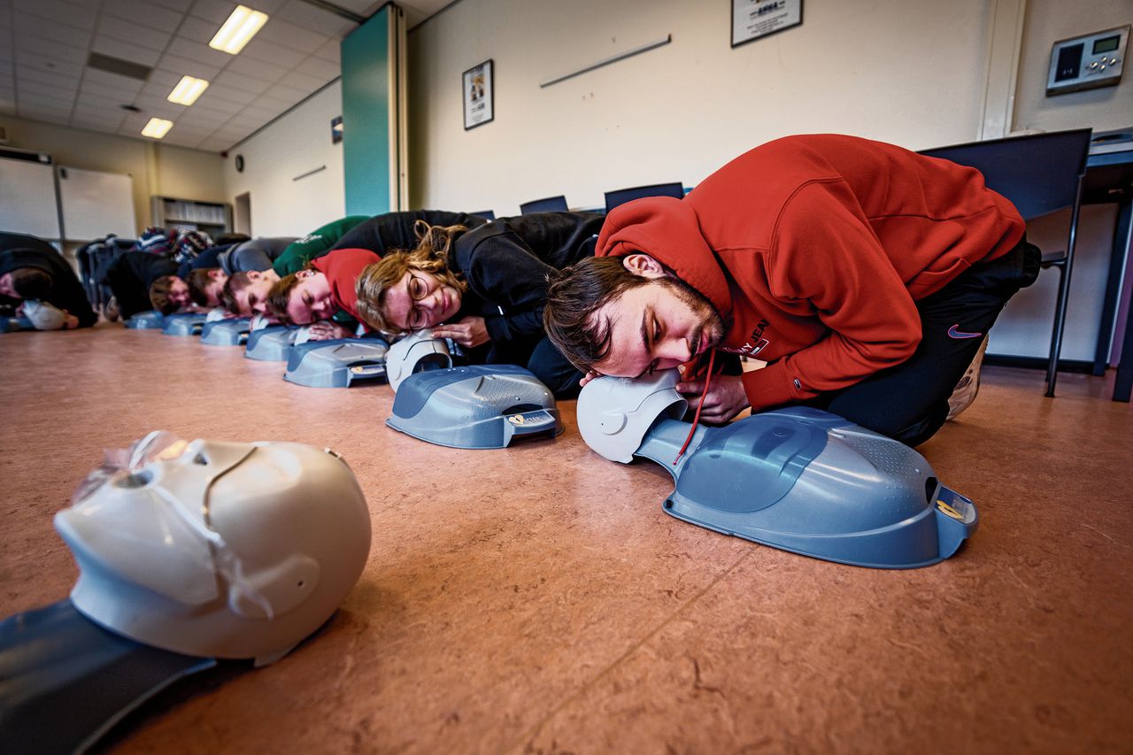 Mbo-studenten Beveiliging 2 krijgen EHBO-les.