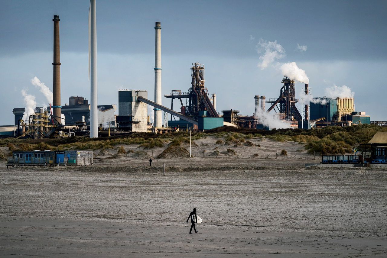 De Tata Steelfabriek bij IJmuiden.