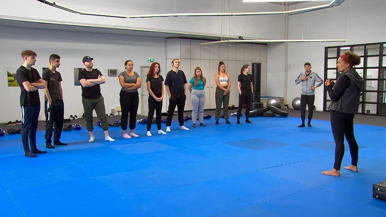 Deelnemers van Dream School in de sportzaal met Lucia Rijker (rechts). NTR