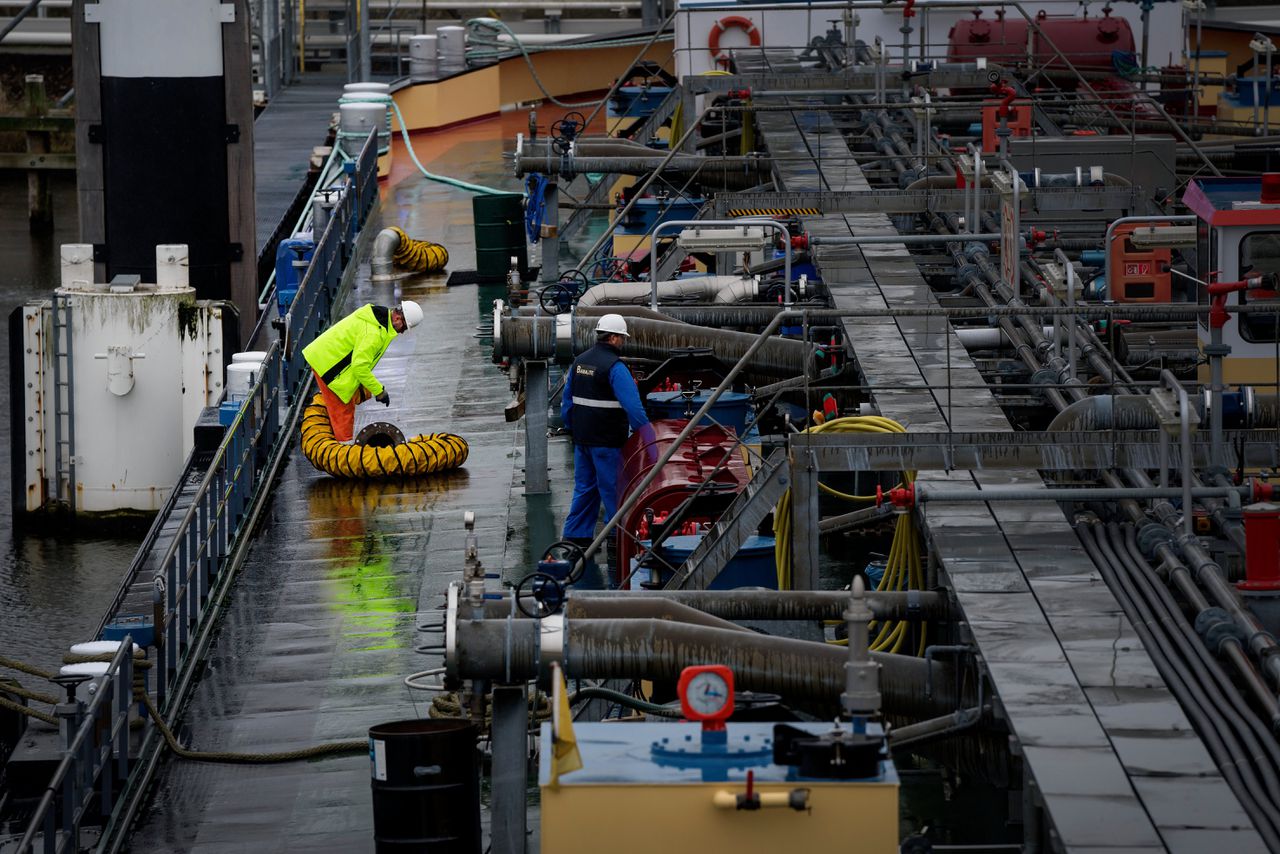 Binnenvaartschip Primera, waar medewerkers de ontluchting demonstreren.