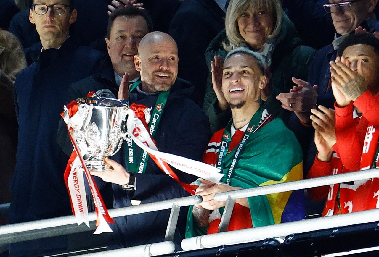 Erik ten Hag viert de overwinning in de Carabao Cup, beter bekend als de League Cup. Rechts van hem oud-Ajacied Antony.