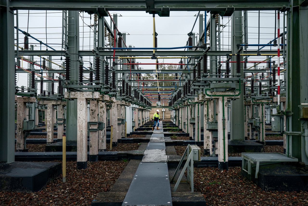 Verdeelstation van Tennet in Vijfhuizen bij Haarlem. Duitsland zal de Duitse tak van de netbeheerder over gaan nemen.