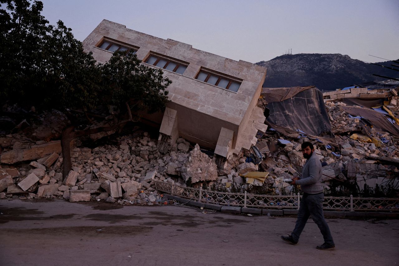 Een ingestort gebouw in Antakya, een Zuid-Turkse stad die zwaar is getroffen door de recente aardbevingen.