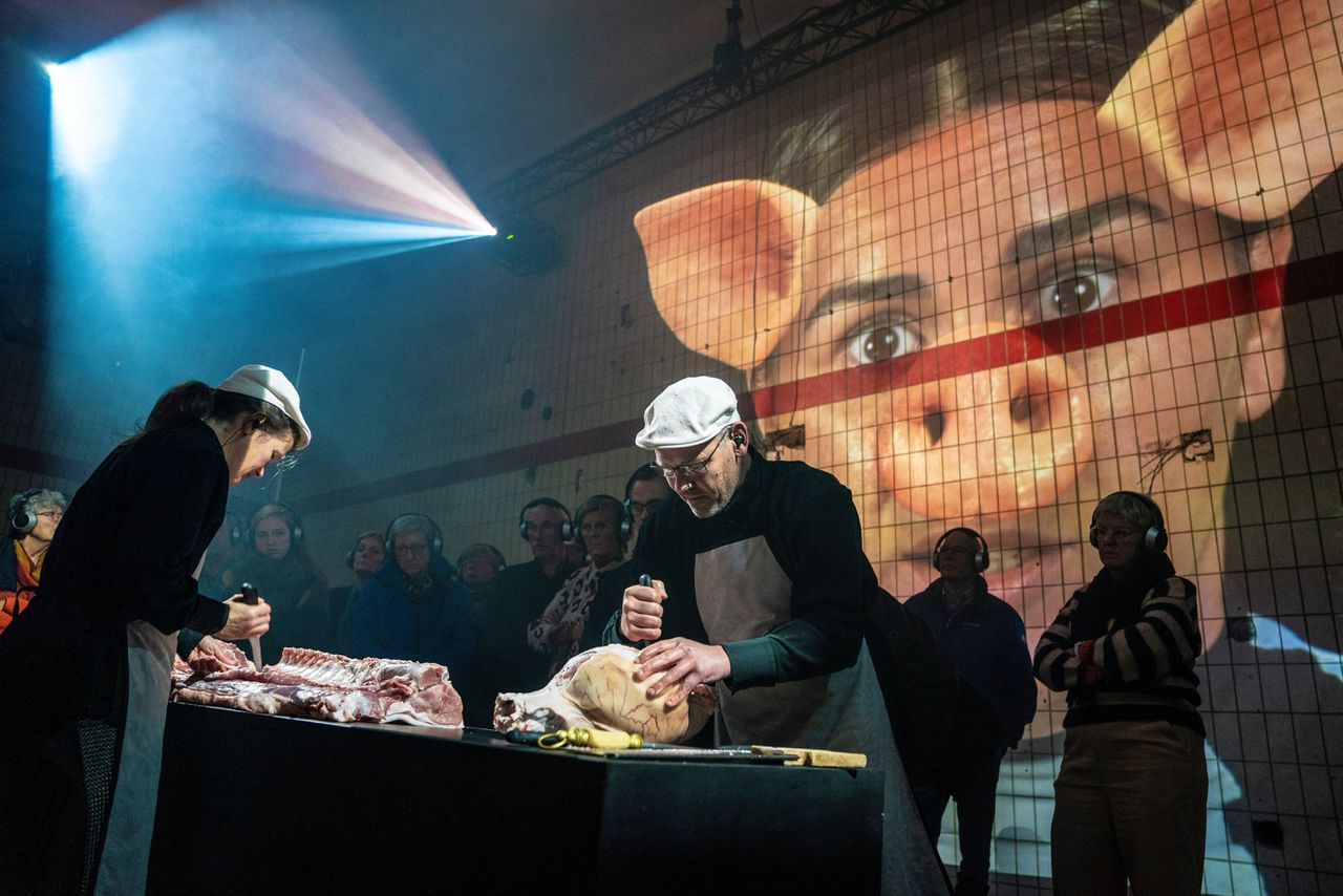 Het hele varken werd door slagers tot voedsel voor theaterbezoekers bewerkt tijdens de voorstelling ‘Slachtvisite’ van Peergroup.