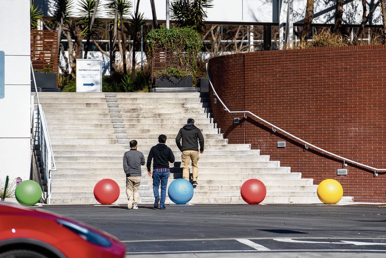 Het hoofdkwartier van Google in Mountain View, Californië. Bij moederbedrijf Alphabet vallen zeker twaalfduizend ontslagen.