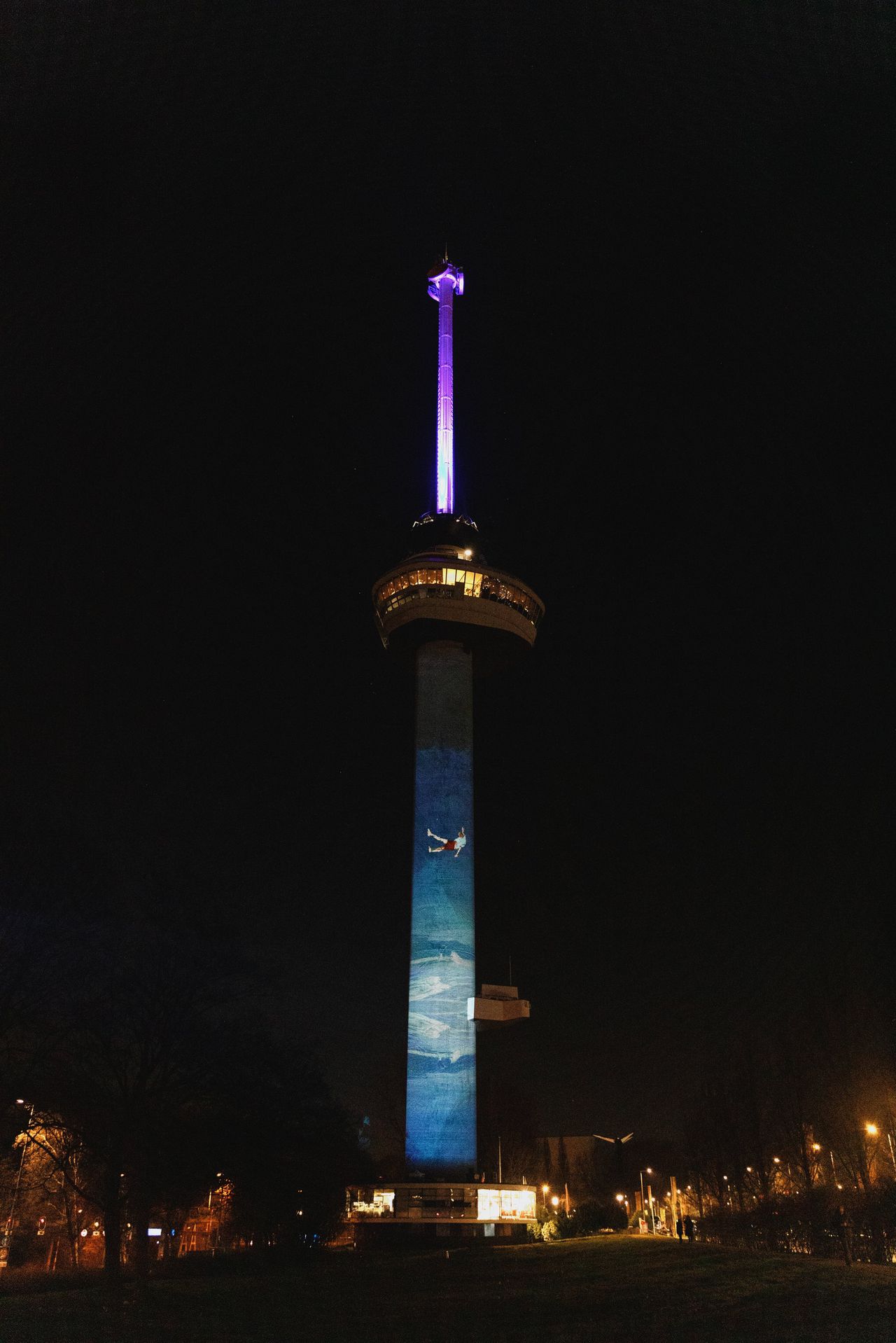 ‘Perpetuum’ van kunstenaar Jacco Olivier is gedurende kunstmanifestatie Art Rotterdam te zien op de Euromast.