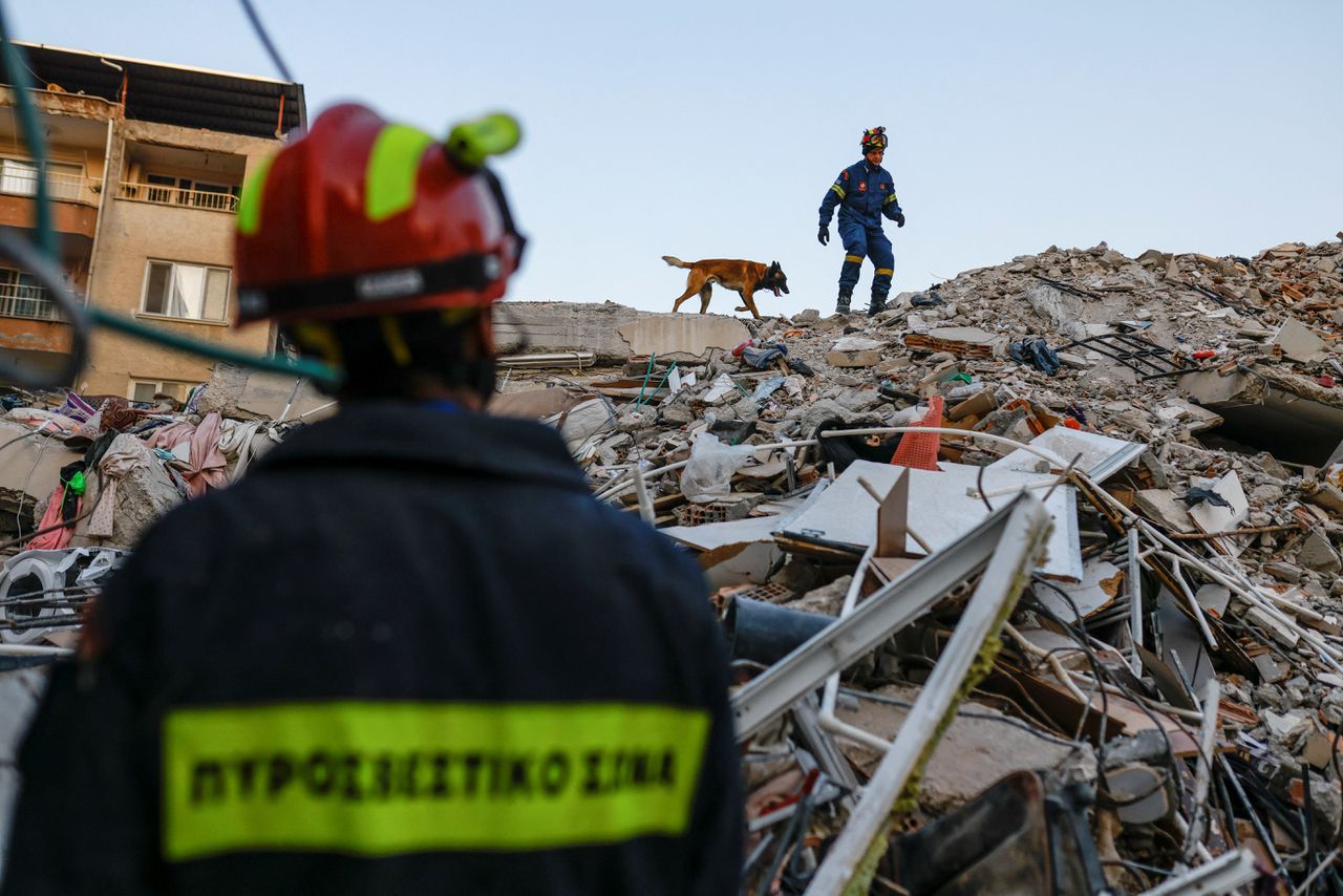 Griekse reddingswerkers zoeken naar overlevenden op de plek van een ingestort gebouw in de provincie Hatay.