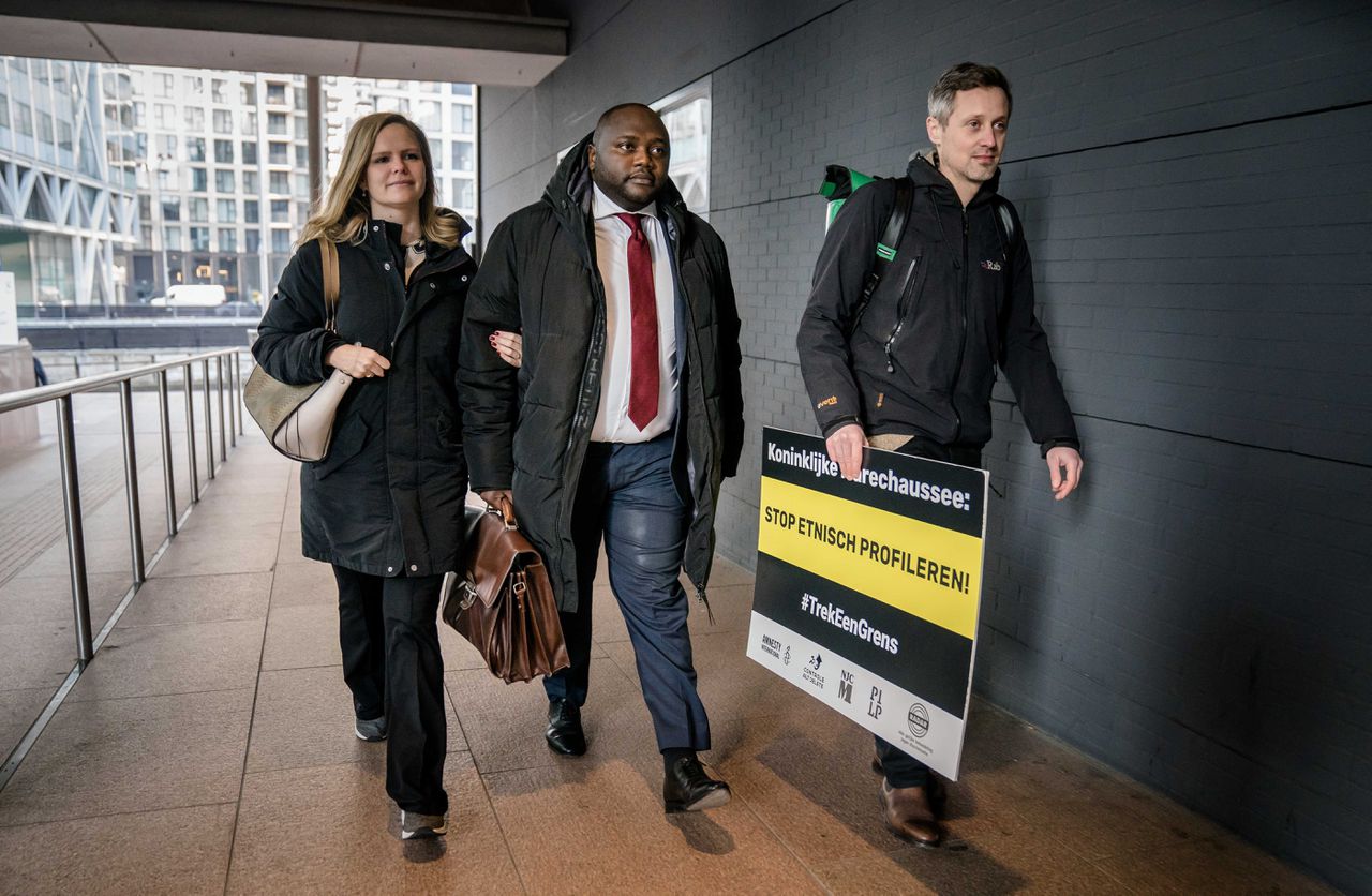 Mpanzu Bamenga (midden) is een van de eisers in de zaak rond etnisch profileren door de Koninklijke Marechaussee.