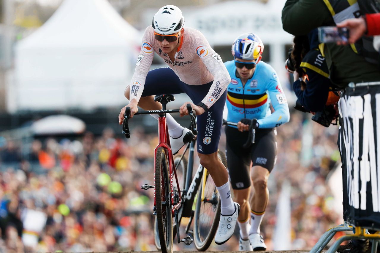 Mathieu van der Poel leidt tijdens het WK veldrijden in Hoogerheide voor de Belg Wout van Aert.