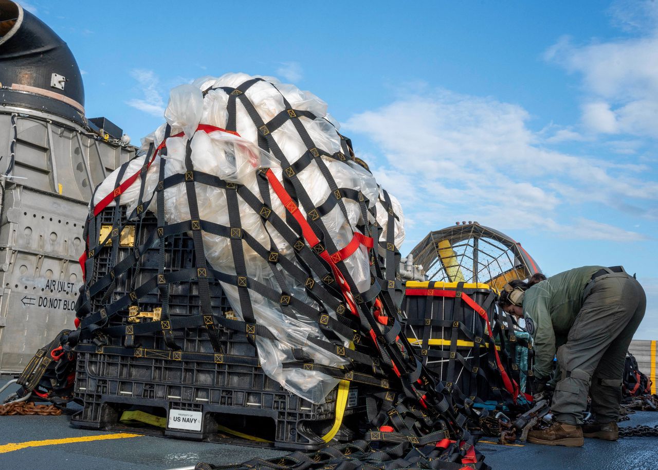 Restanten van de neergeschoten Chinese ballon, gevonden en uit zee gehaald voor de kust van South Carolina worden op transport gezet voor onderzoek.