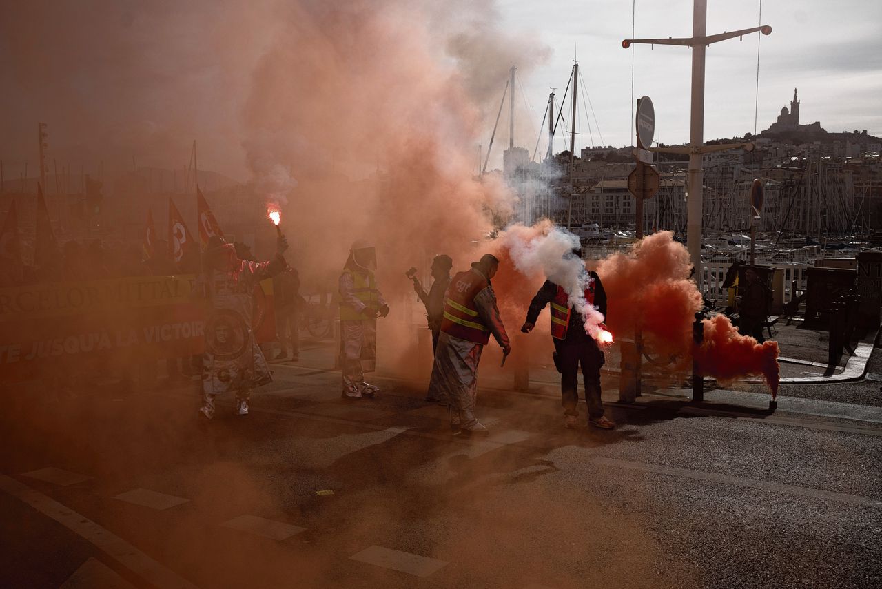 Protest in Marseille. In Frankrijk zijn al maandenlang massale proteststakingen aan de gang, onder meer tegen de voorgenomen verhoging van de pensioenleeftijd.