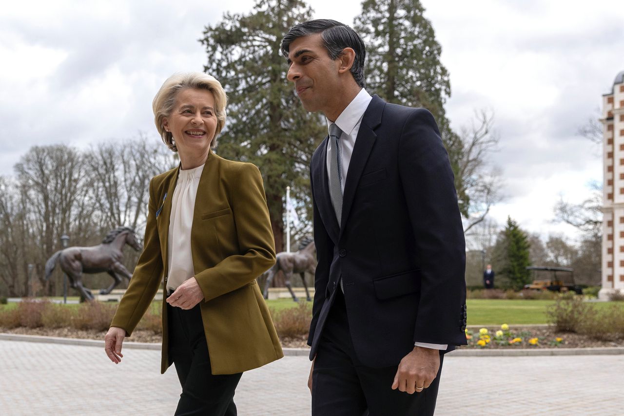 Europese Commissievoorzitter Ursula von der Leyen en de Britse premier Rishi Sunak voorafgaand aan hun gesprek maandag in Windsor.