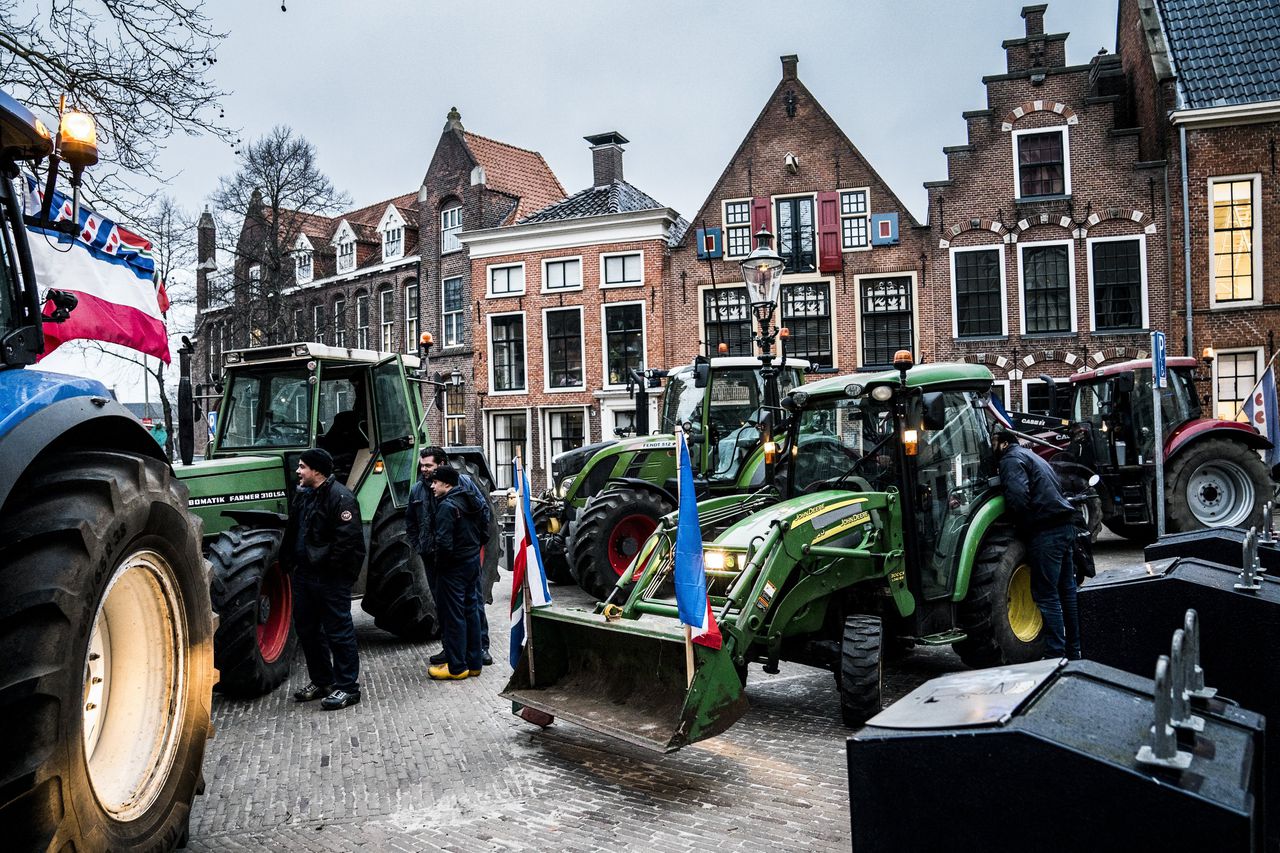 Tientallen boeren bij het provinciehuis van Groningen, vorige maand. Zij sloten een reeks protesten bij provinciehuizen af.