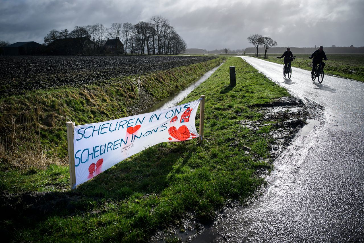 Spanddoek met protest tegen aanpak Groningse aardbevingen, vlakbij boerderij De Diek'n waar vrijdag de parlementaire enquetecommissie Groningse gaswinning haar rapport presenteert.